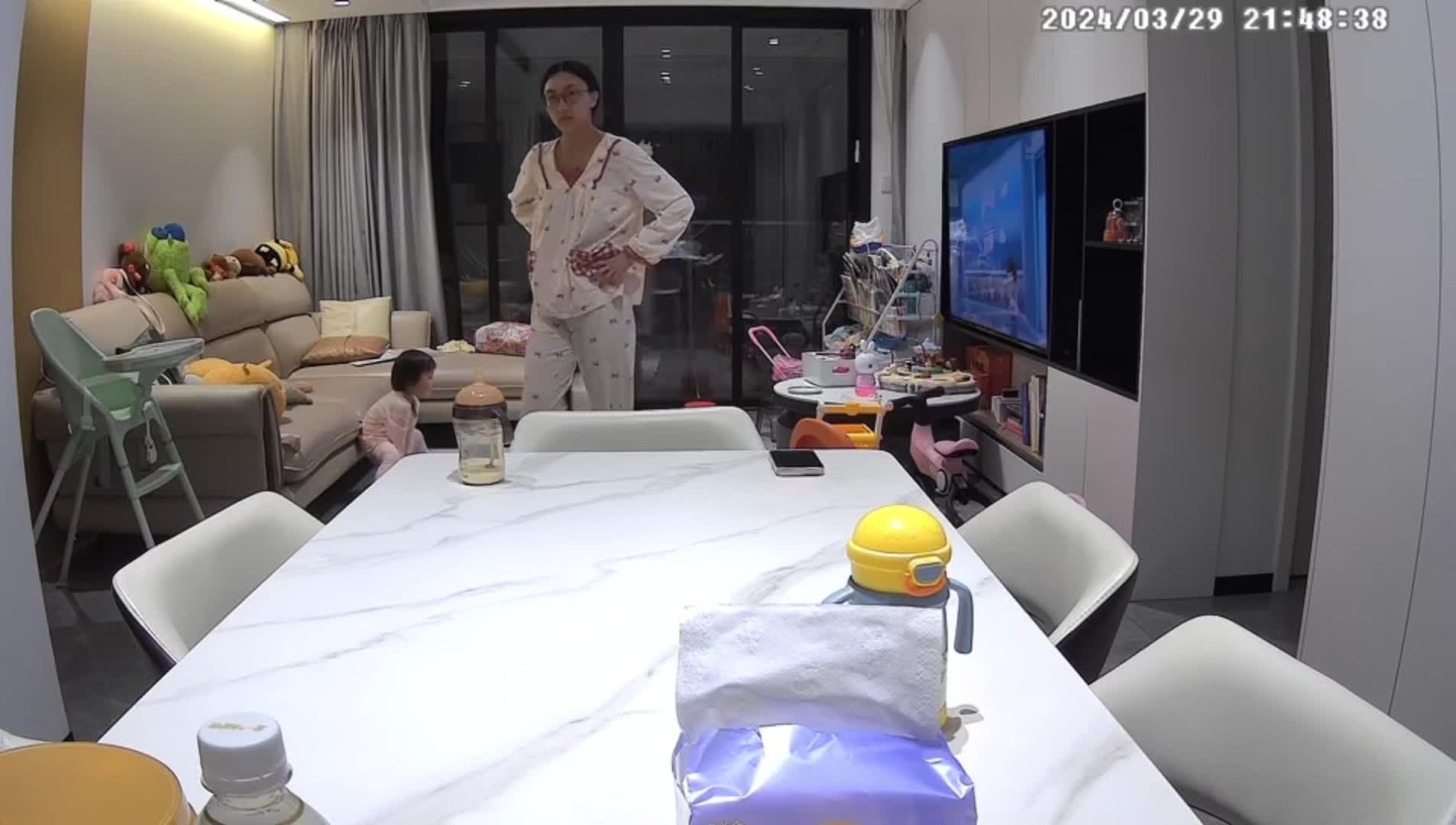 突来的大风把窗户吹坏,把孩子吓得不轻!