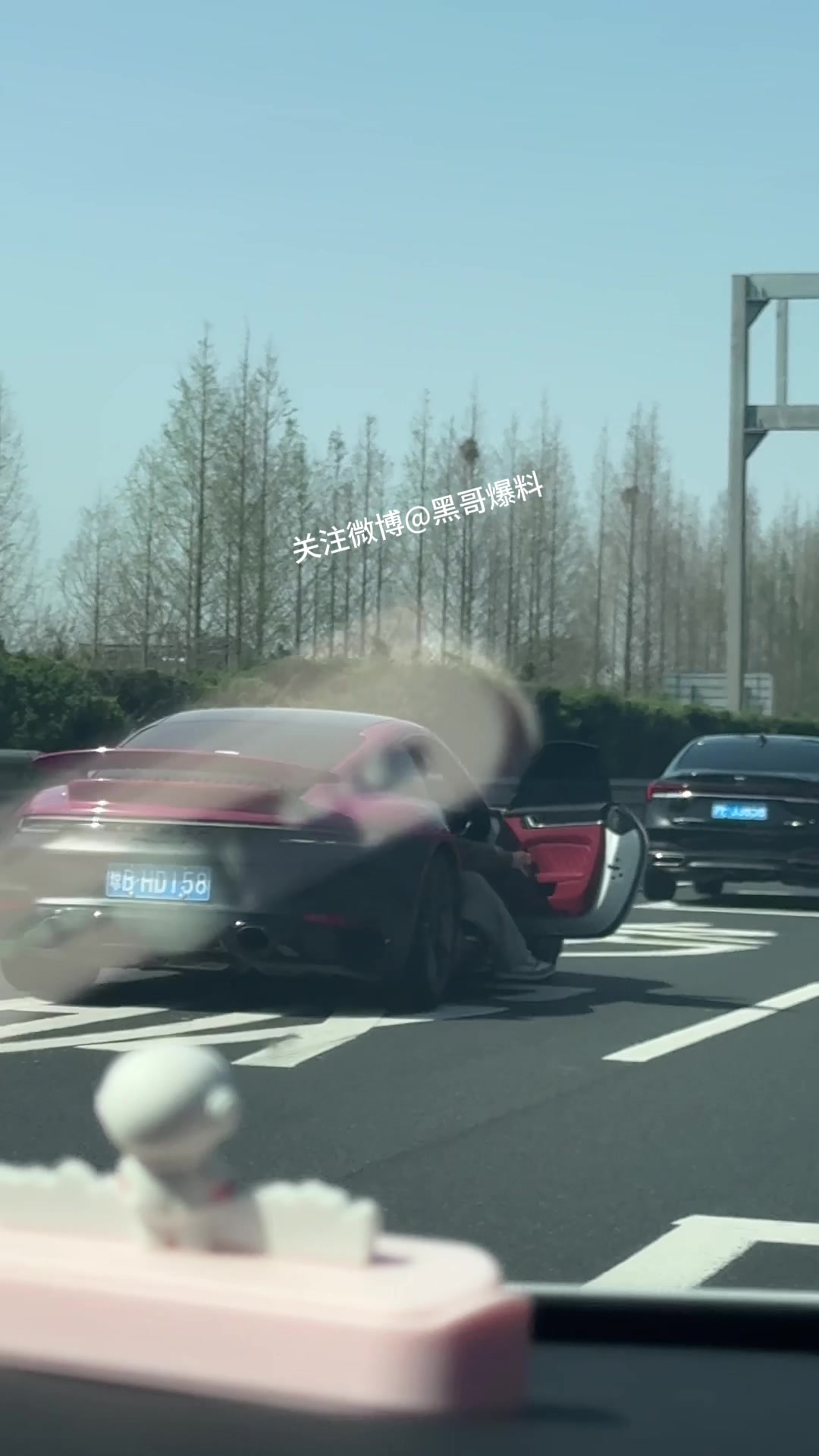 胆子太大了!高速行驶的汽车竟然用“脚刹”!