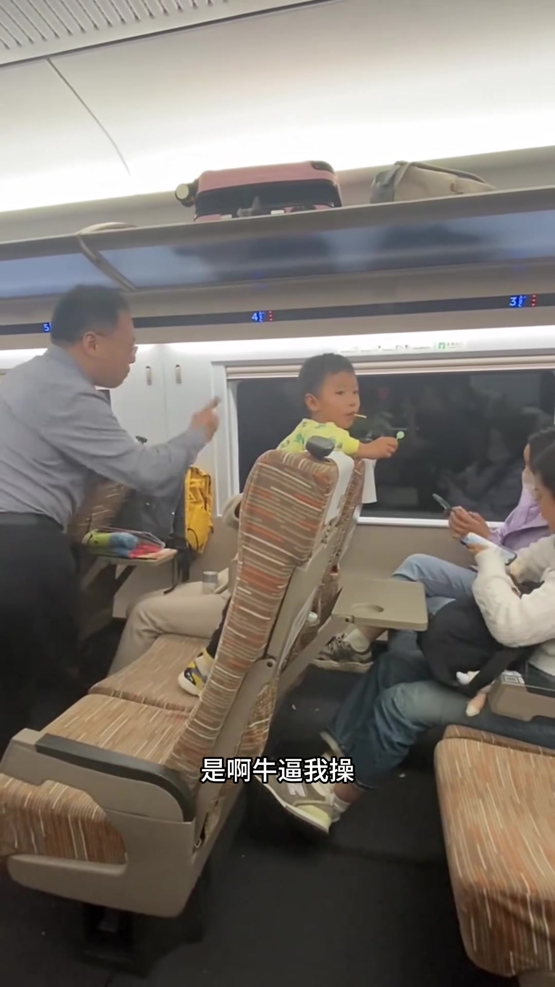 小孩闹腾3小时,家长不管反倒说“我就是没素质怎么了”