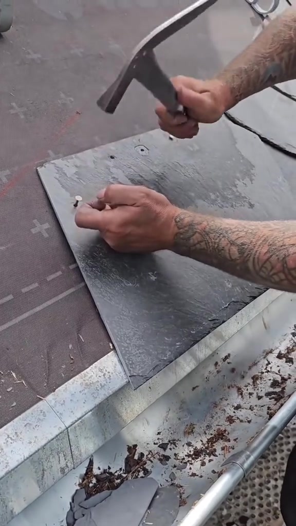 英国石片瓦的安装工艺!这么敲不会整块坏掉吗!!