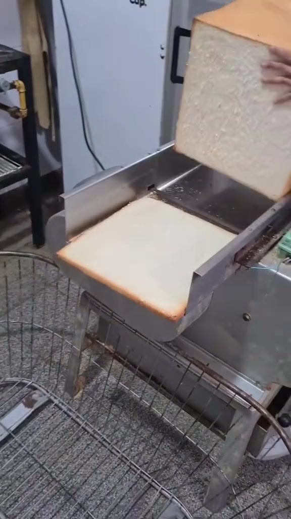 好大的面包,一个人能吃完一片吗