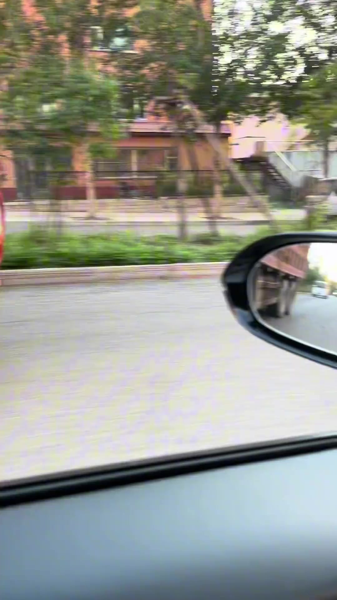 这司机也没谁了,轱辘掉线了都不知道