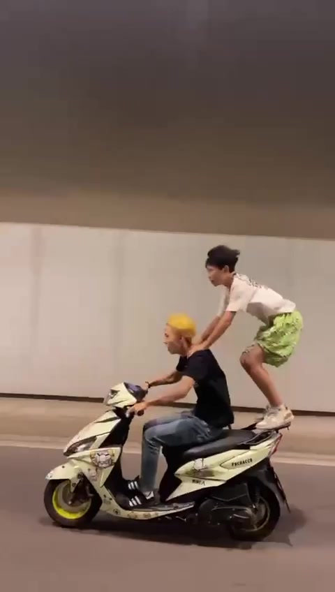 脚翘摩托还起立!看到结尾我就放心了