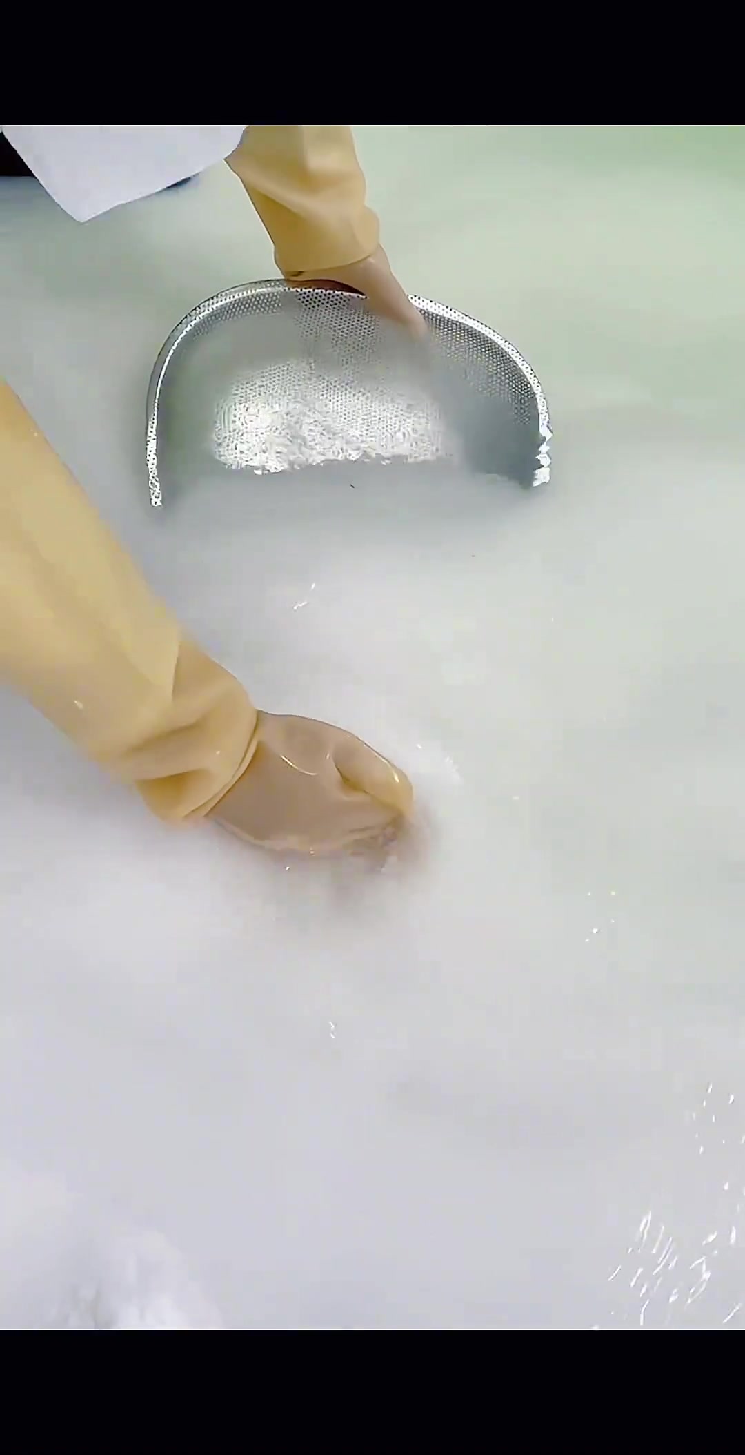 青海察尔汗盐湖这盐能吃吗