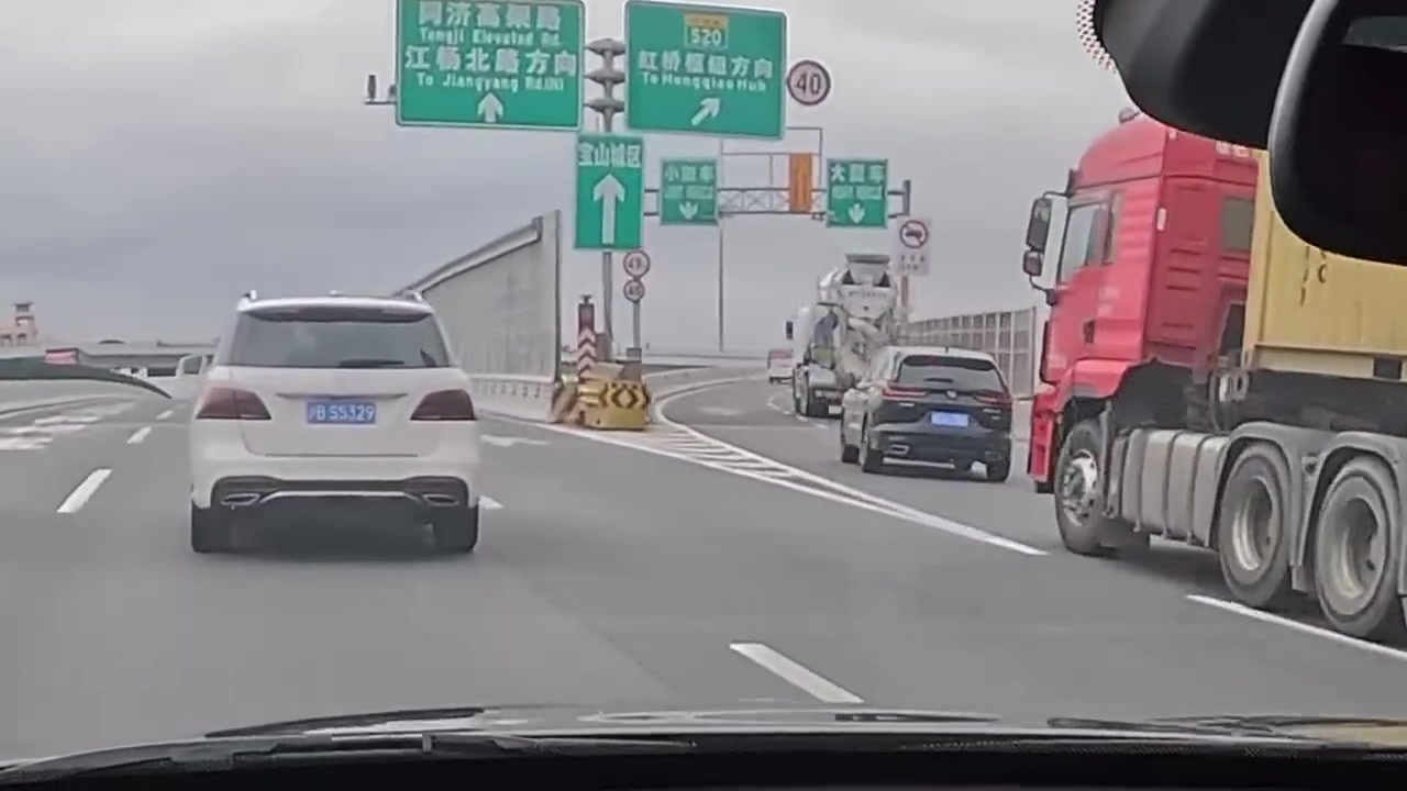 卡车面前比得是命硬