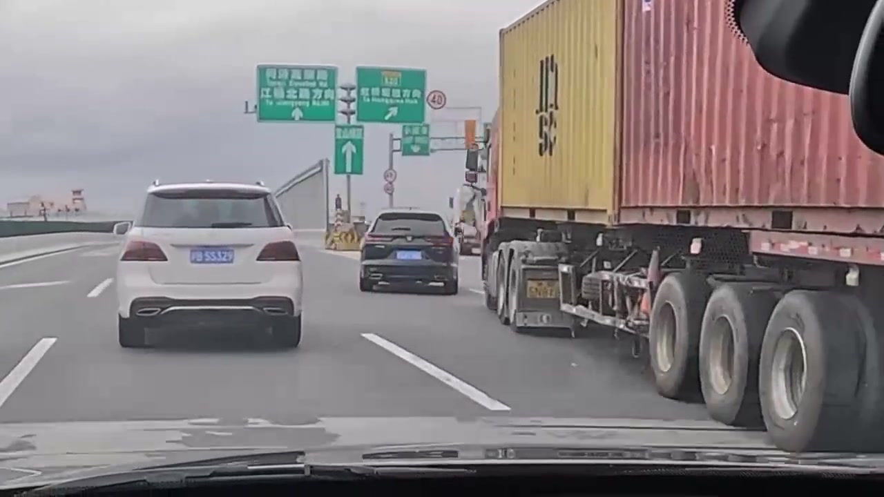 真是大货车司机饶他一命啊!