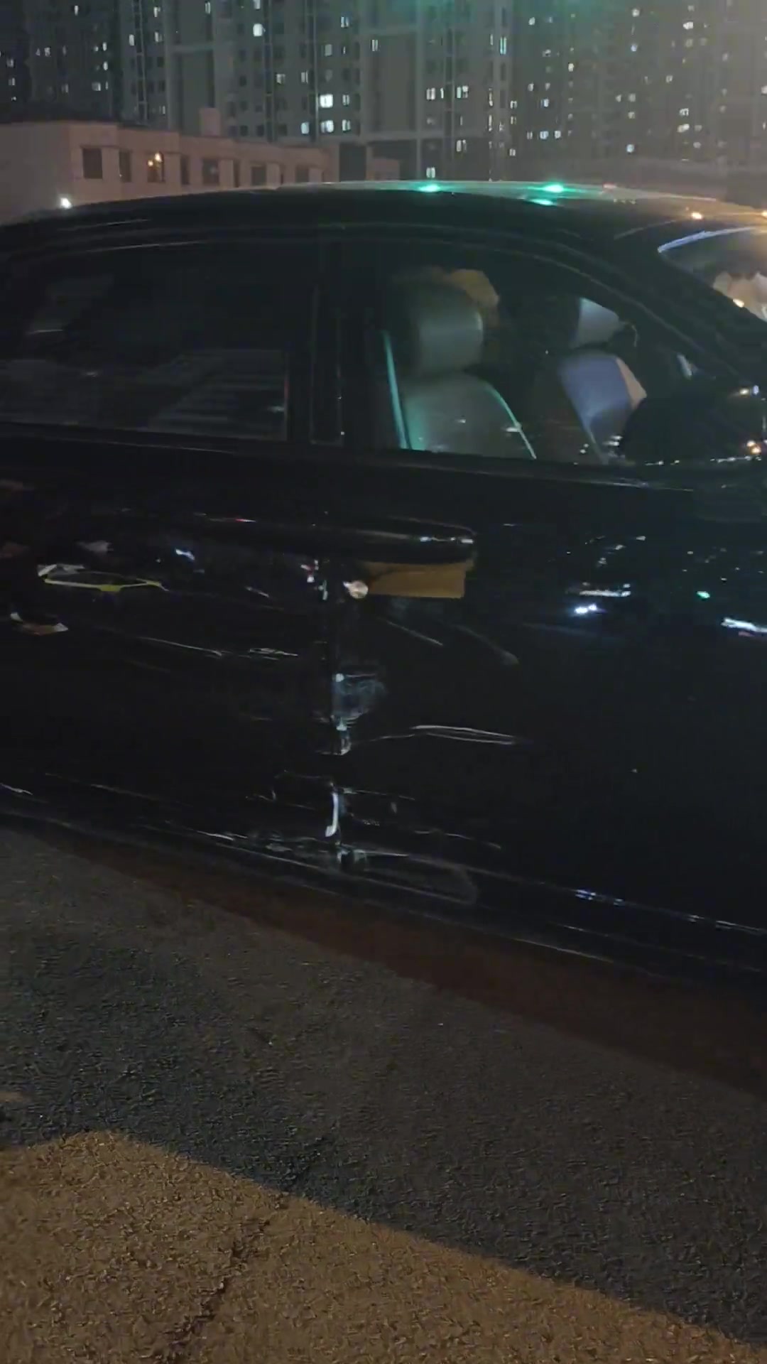 完了,外卖员与劳斯莱斯相撞!