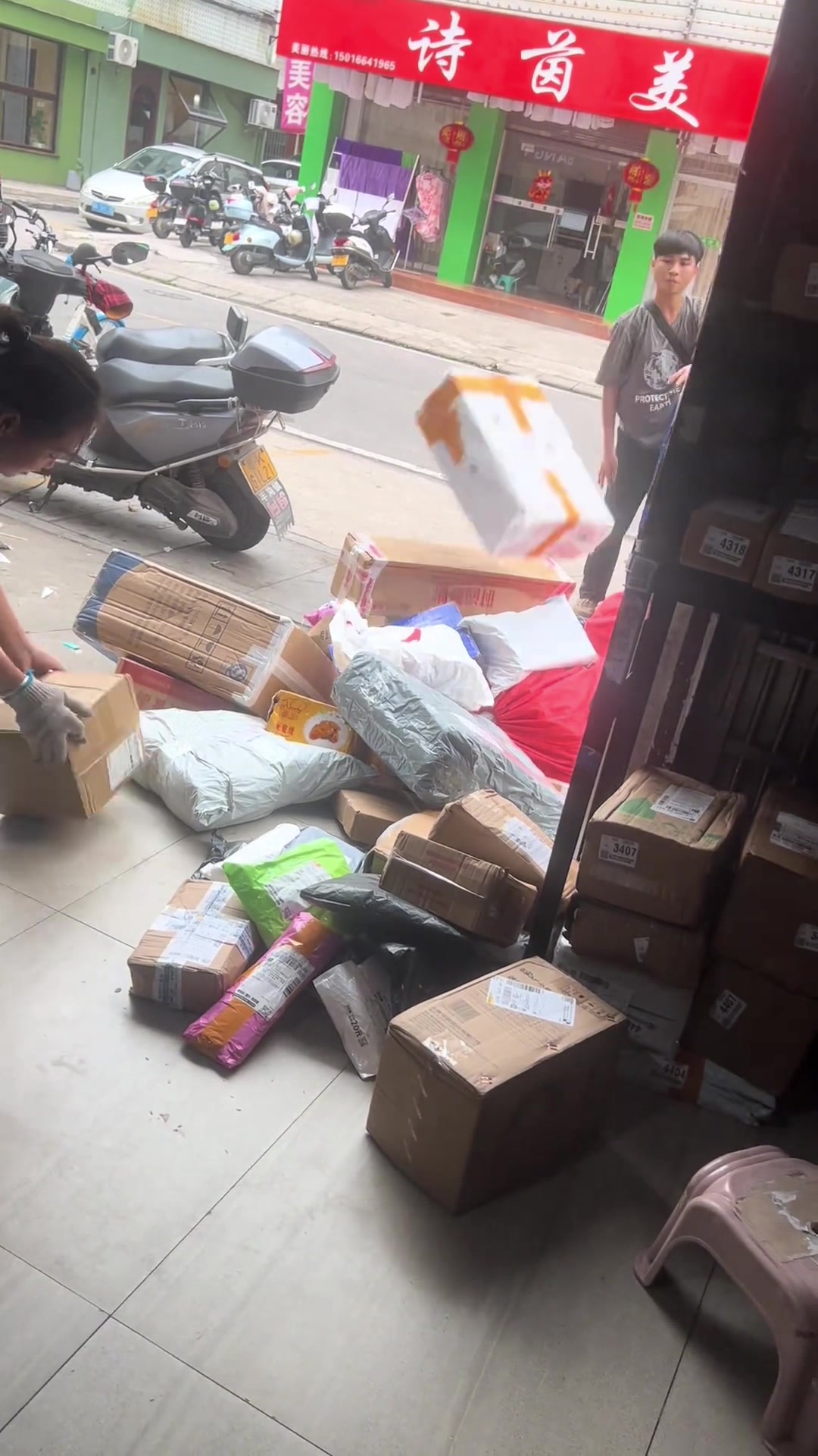 快递员暴力卸货直接丢,不管什么快递,重不重直接丢!