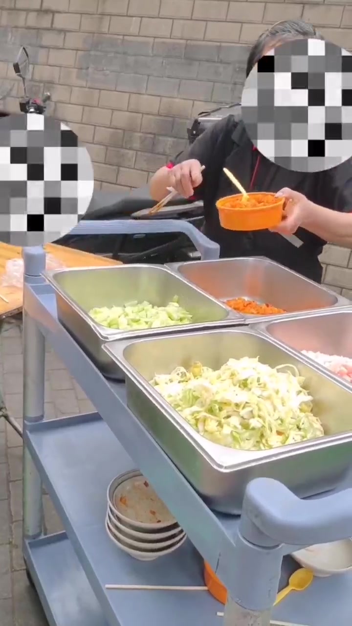 摊主老太太竟然当着客人面回收剩饭菜!