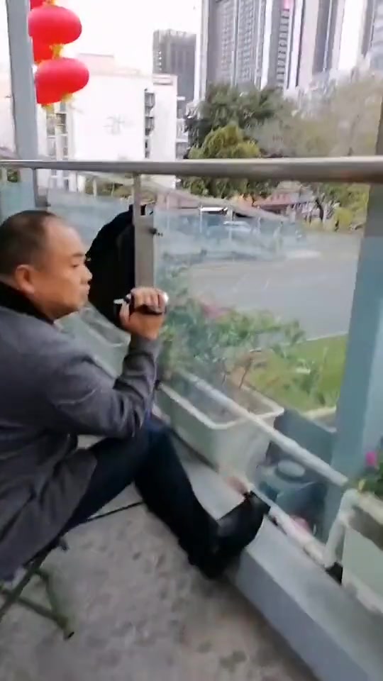 男子蹲点拍违章举报,对此吧友怎么看