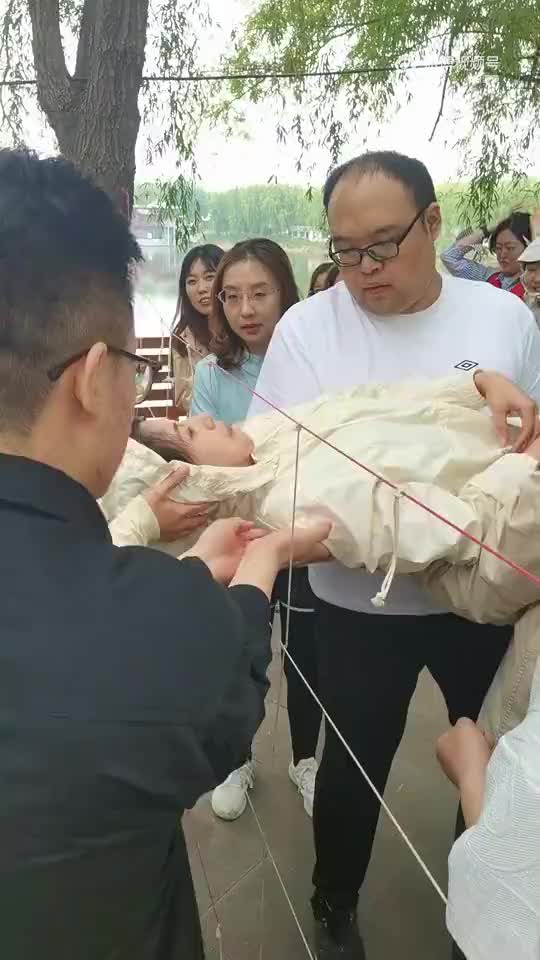 这啥游戏啊妹子全身都被同事摸了个遍啊!