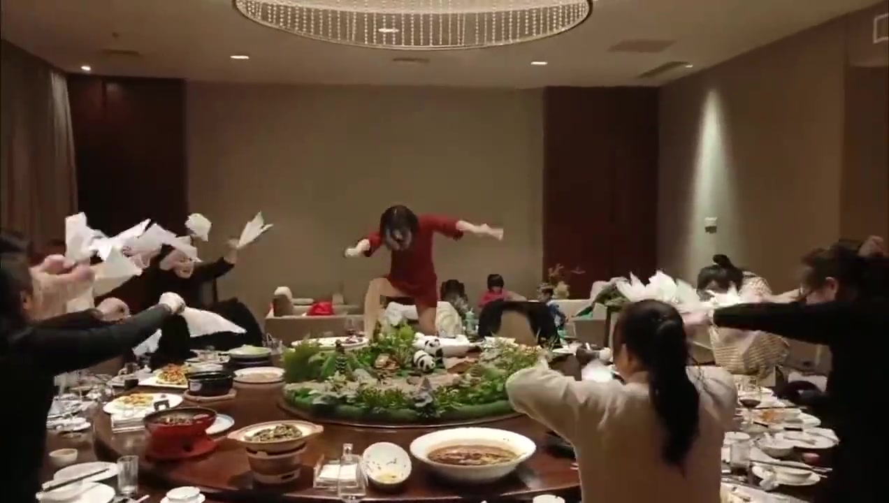 这应该还没喝吧!先上些气氛,唱累了,喝些润润嗓子!