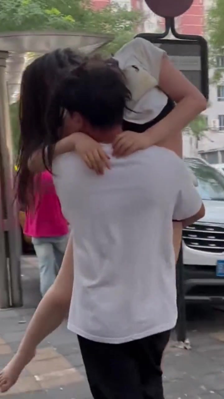 小伙抱着小姐姐跑那么快干嘛呢鞋子都弄掉了