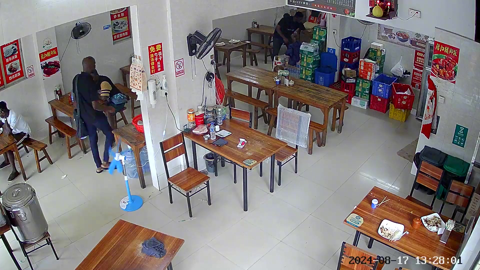 快餐店内外国友人听到鞭炮声立马起身跑