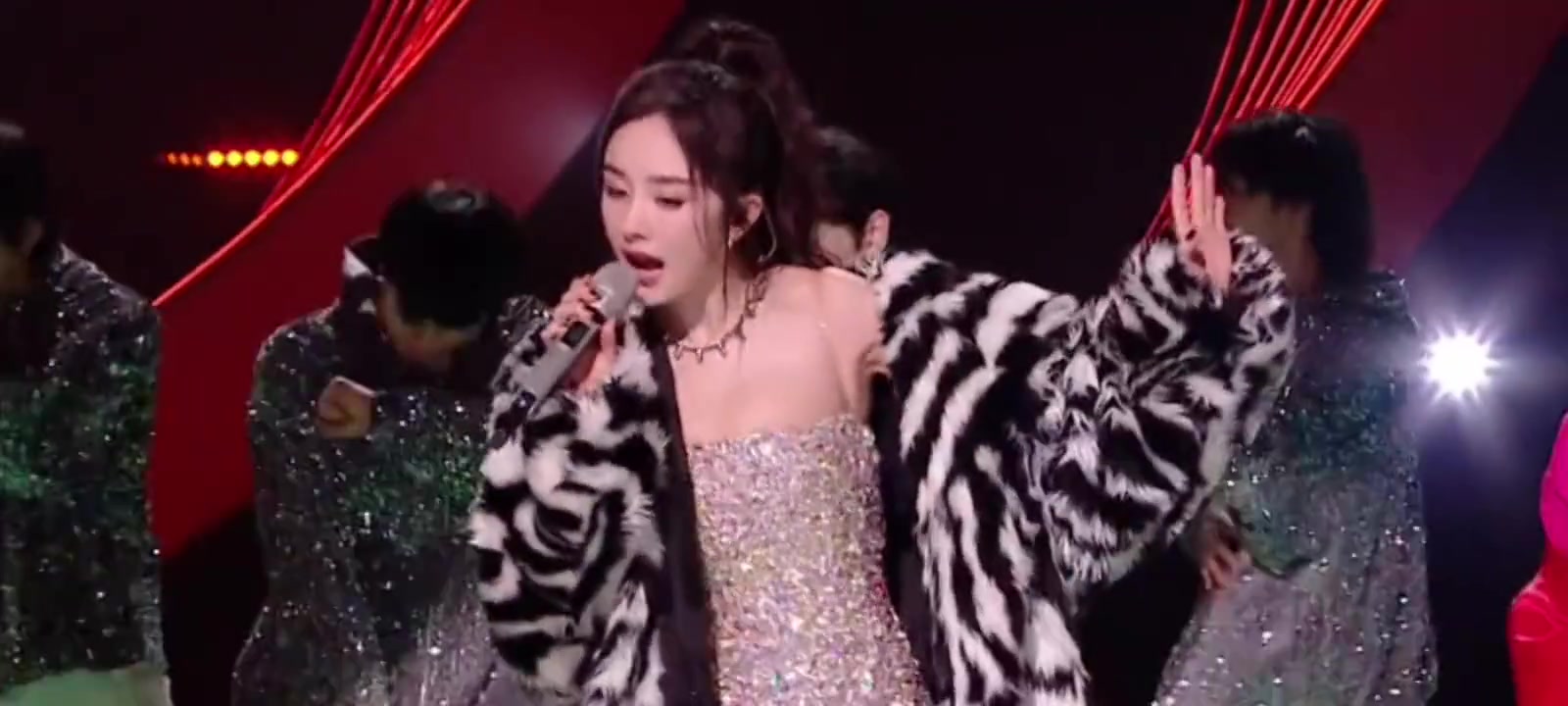 回忆一下杨幂晚会蹦迪名场面