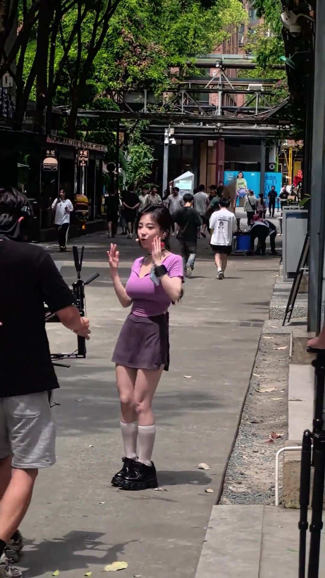 不同的镜头下,冯提莫有着不同的身材