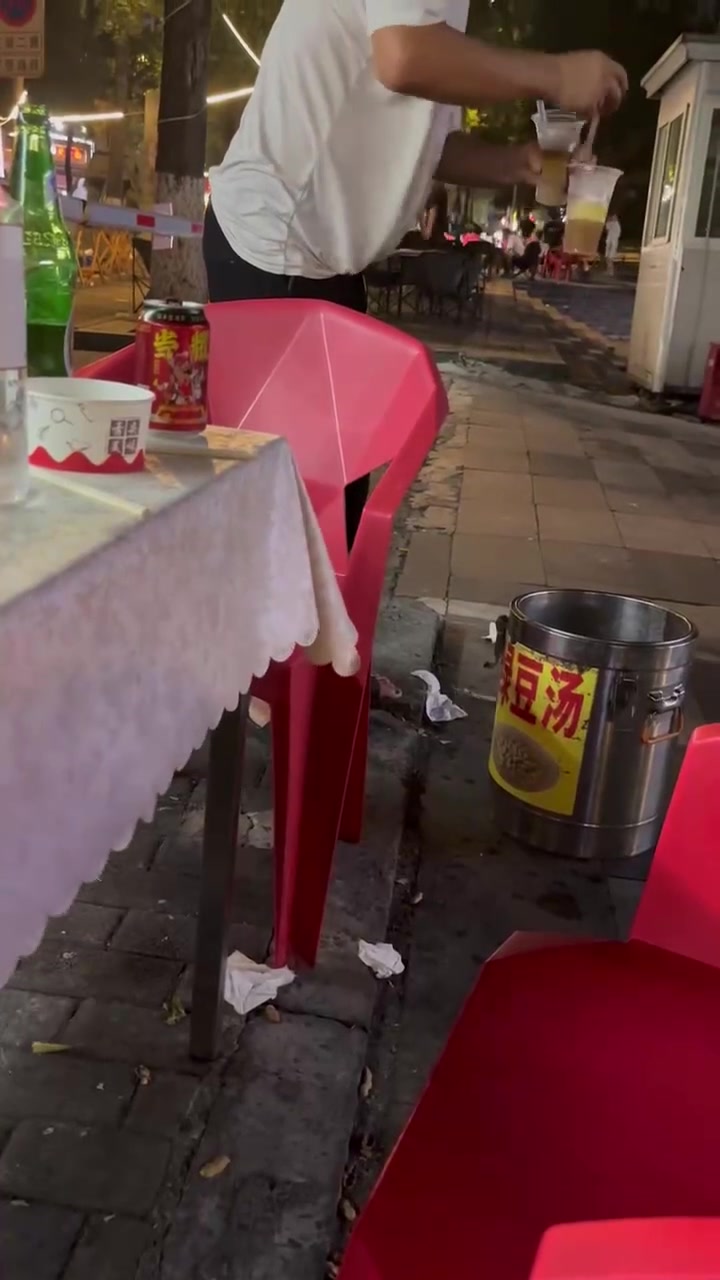 谁还敢去你家吃!不良商贩把别人喝剩下的绿豆汤再次倒回桶里!