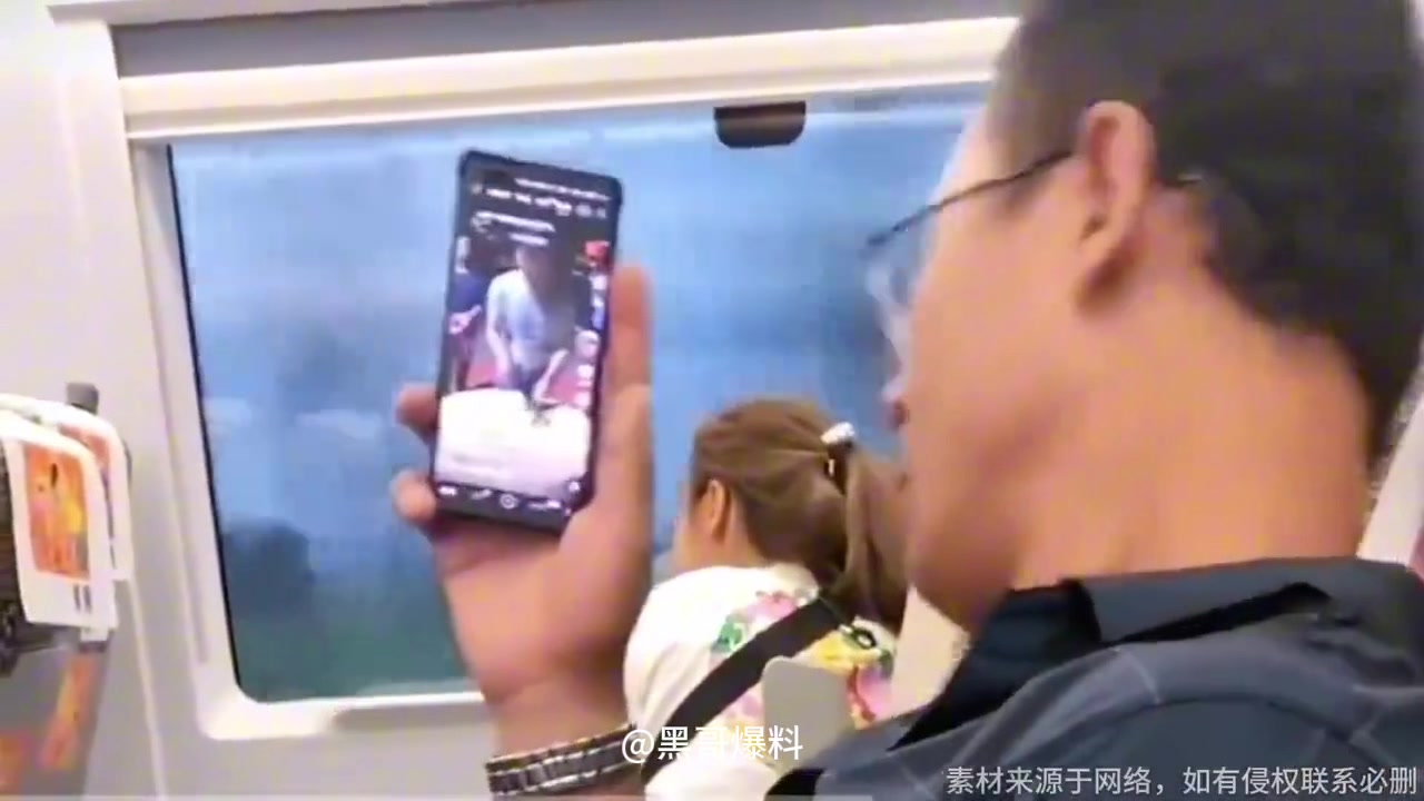 高铁上男子手机外放影响其他乘客,提醒他之后反而更嚣张了!