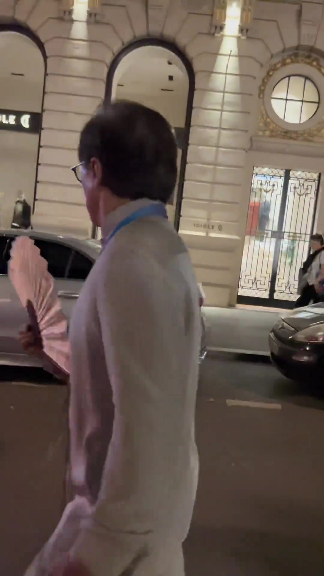 成龙现身巴黎街头,龙叔确实老了!