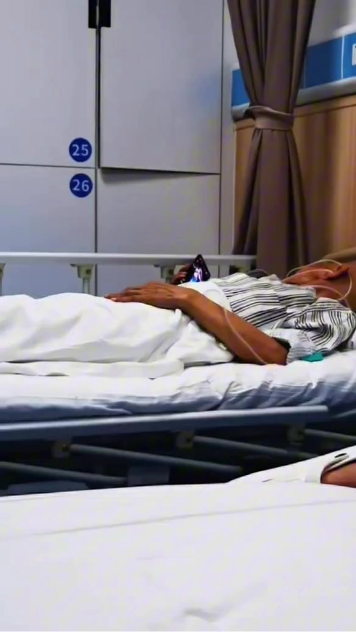 你大爷还是你大爷,身上插满管子也不影响看美女!