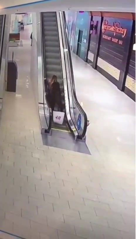 看着都疼!女子上电梯没扶稳直接摔倒!
