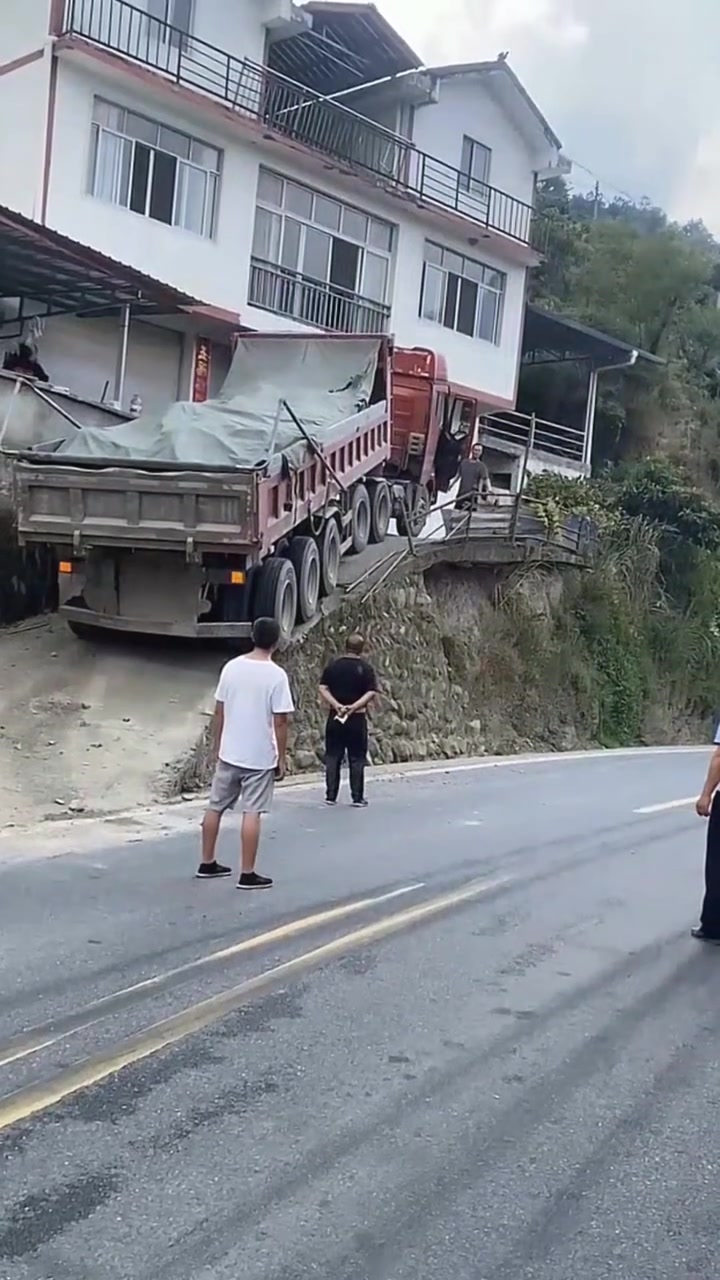 这个好像不是避险车道吧!堵着人家的门,别人怎么办!