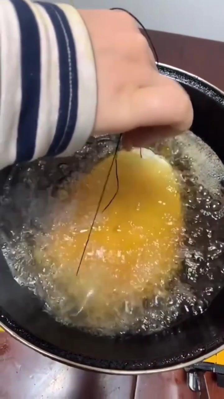 什么鱼比锅还大!这样炸就不会粘锅了把!