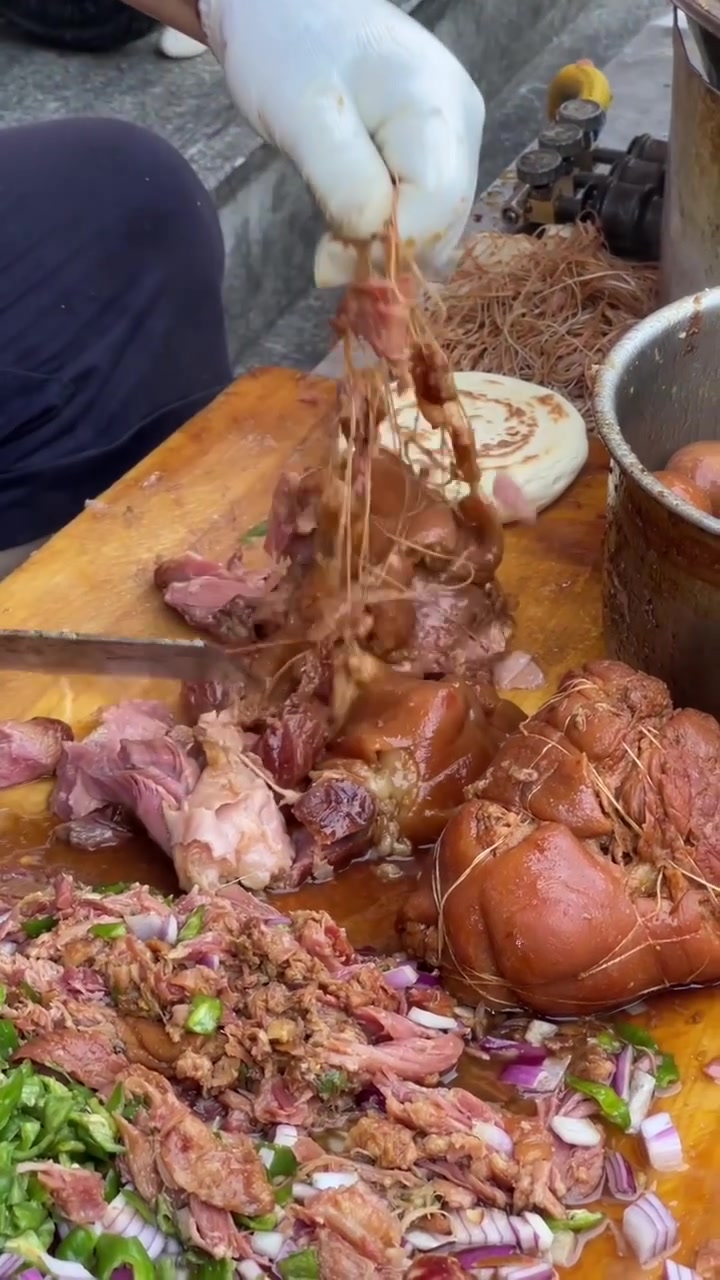 煮的太软烂了!12一个肘子肉夹馍!这也太实惠了!