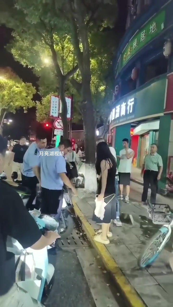 男子因楼上女性内裤掉在头上报警