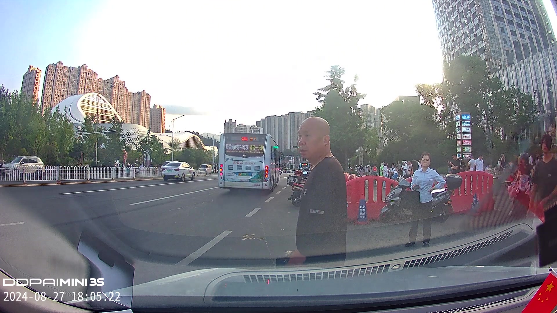 这是要干嘛呢大爷直接上路中间逼停轿车,也太霸道了吧!