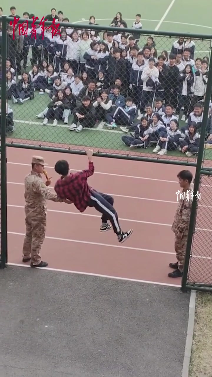 男生军训休息时,展示自己单手引体漫步