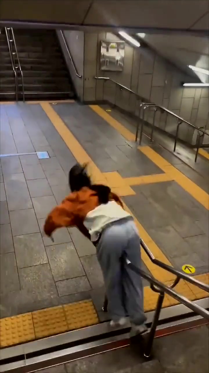 还要她不是男的啊,要不然就更惨了!