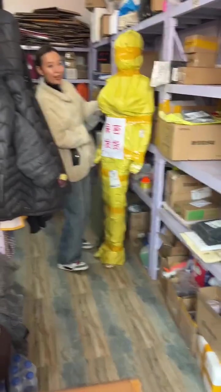 小伙:神TM保密发货,脸都丢光了