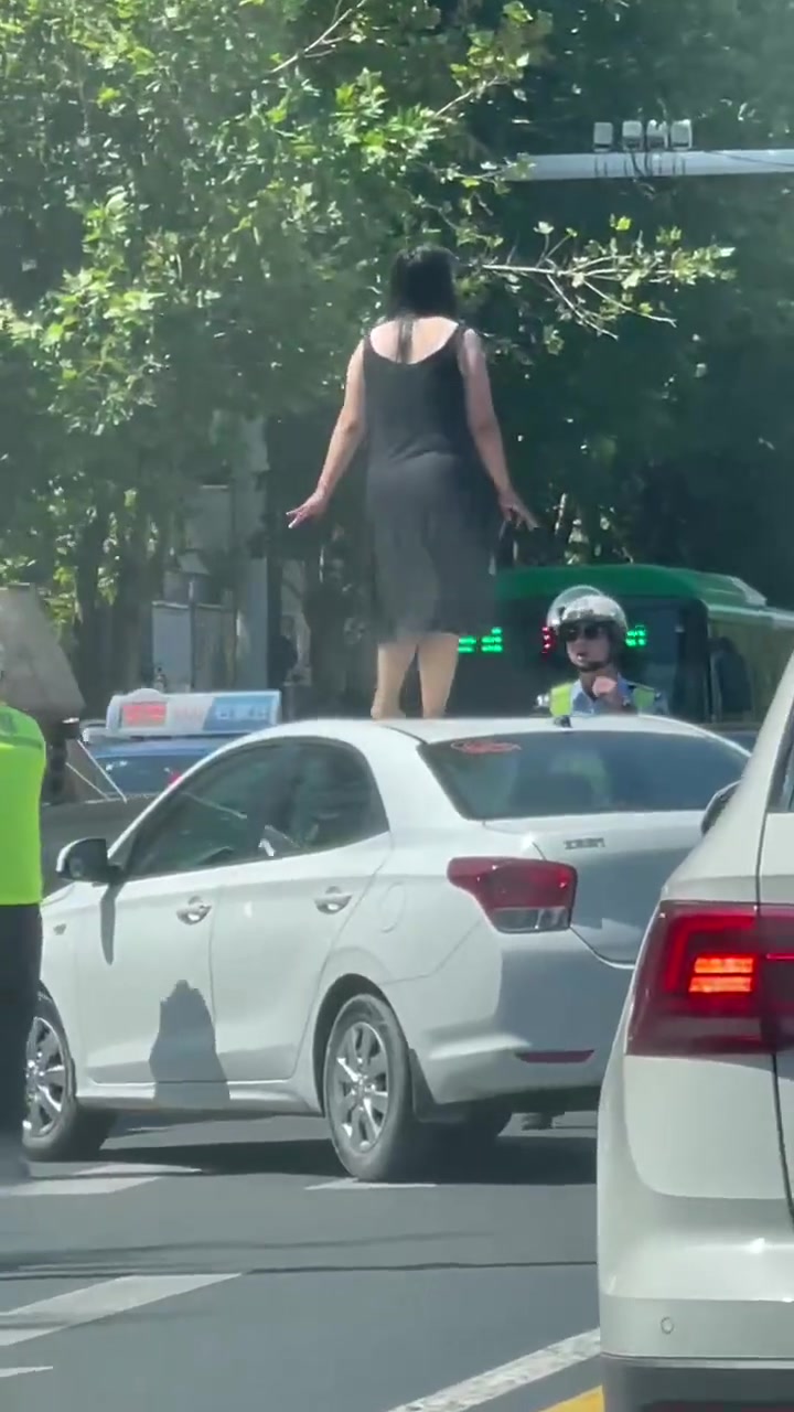女子站在车顶跳舞!还是在马路中间!
