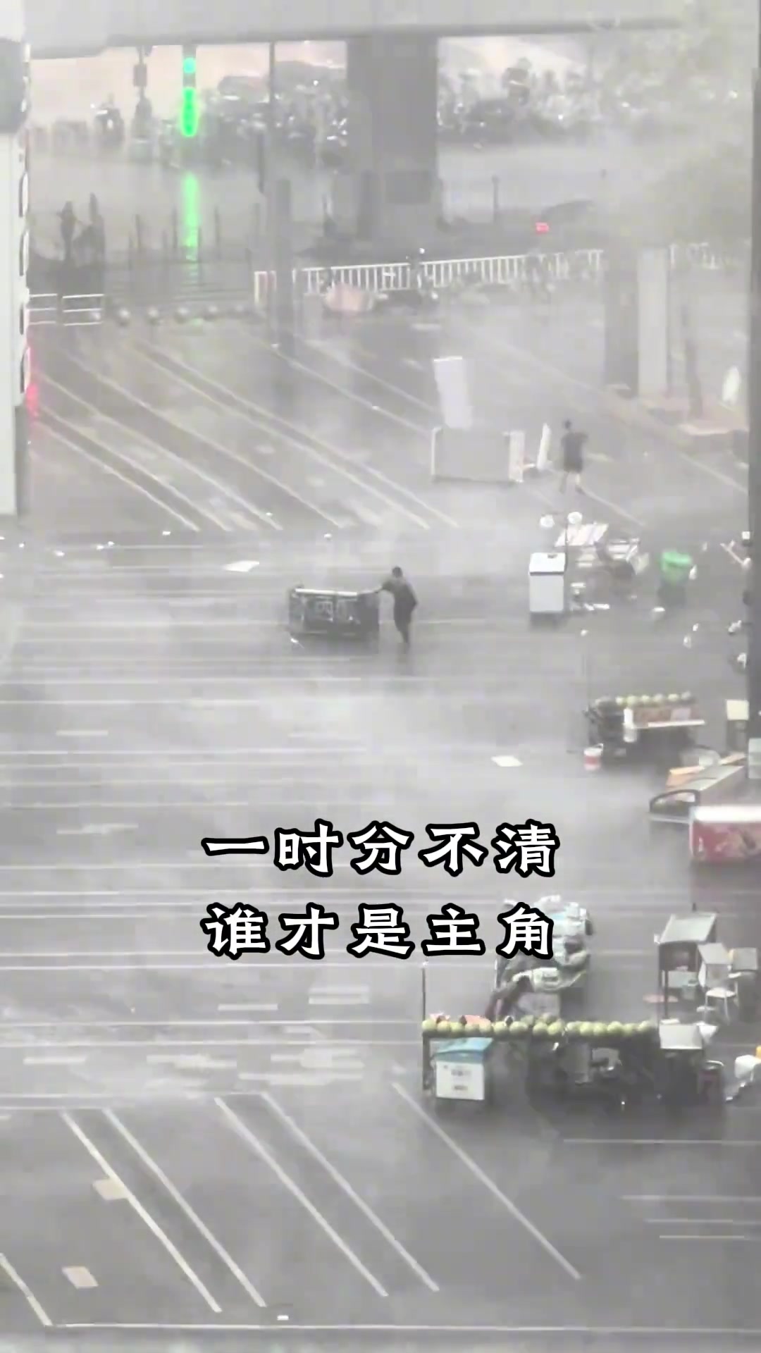 昨天重庆人工降雨,各个店都在忙各人的