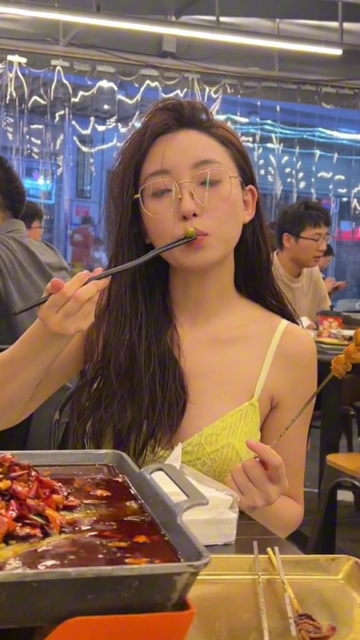 女生穿吊带,发视频称自己吃饭时遭遇到“男凝”将在网上曝光!