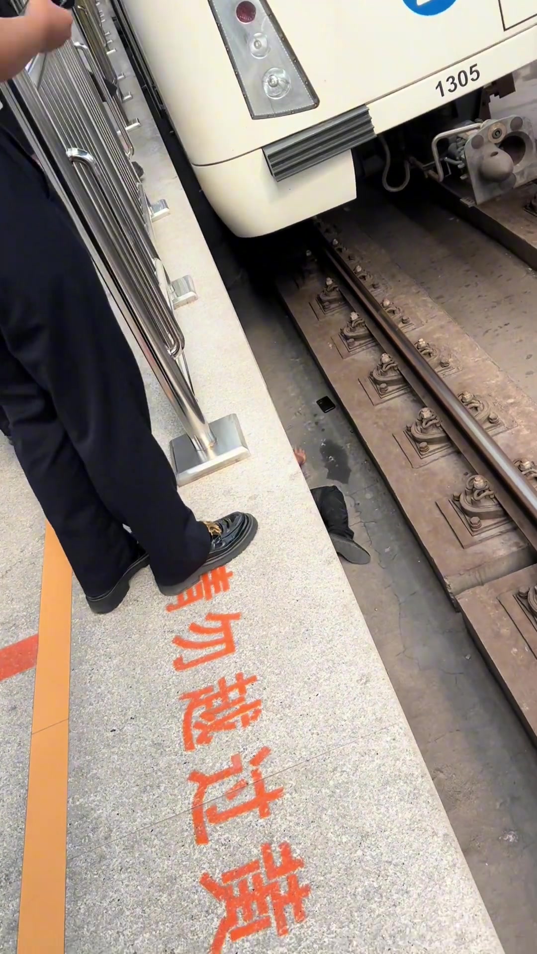 小哥哥拼命的向行驶中的动车挥手救了这位因为眩晕而摔下去的大叔