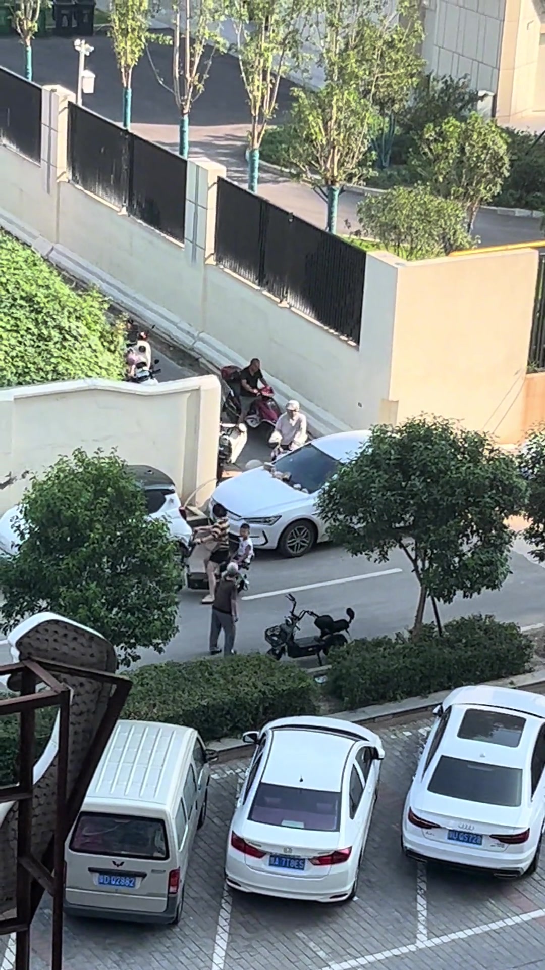 停车看人品!差点新车被报废