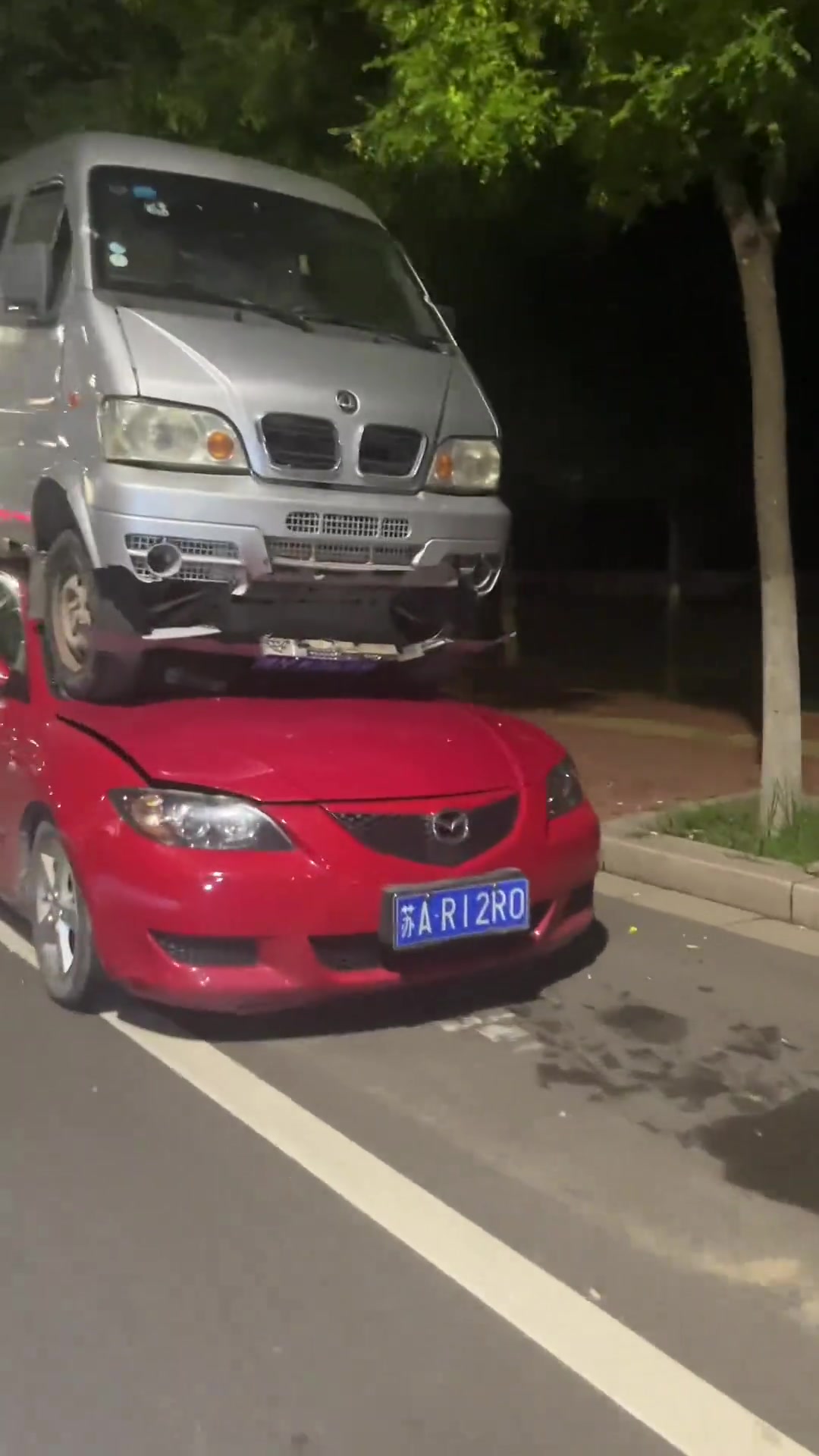 一天没出门,现在都流行这样停车了