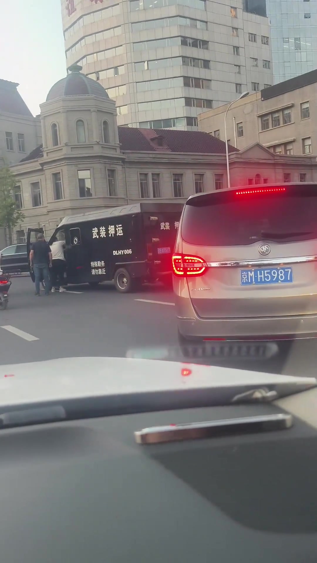 上手抓挠啊这老娘们可不可以说她想抢劫