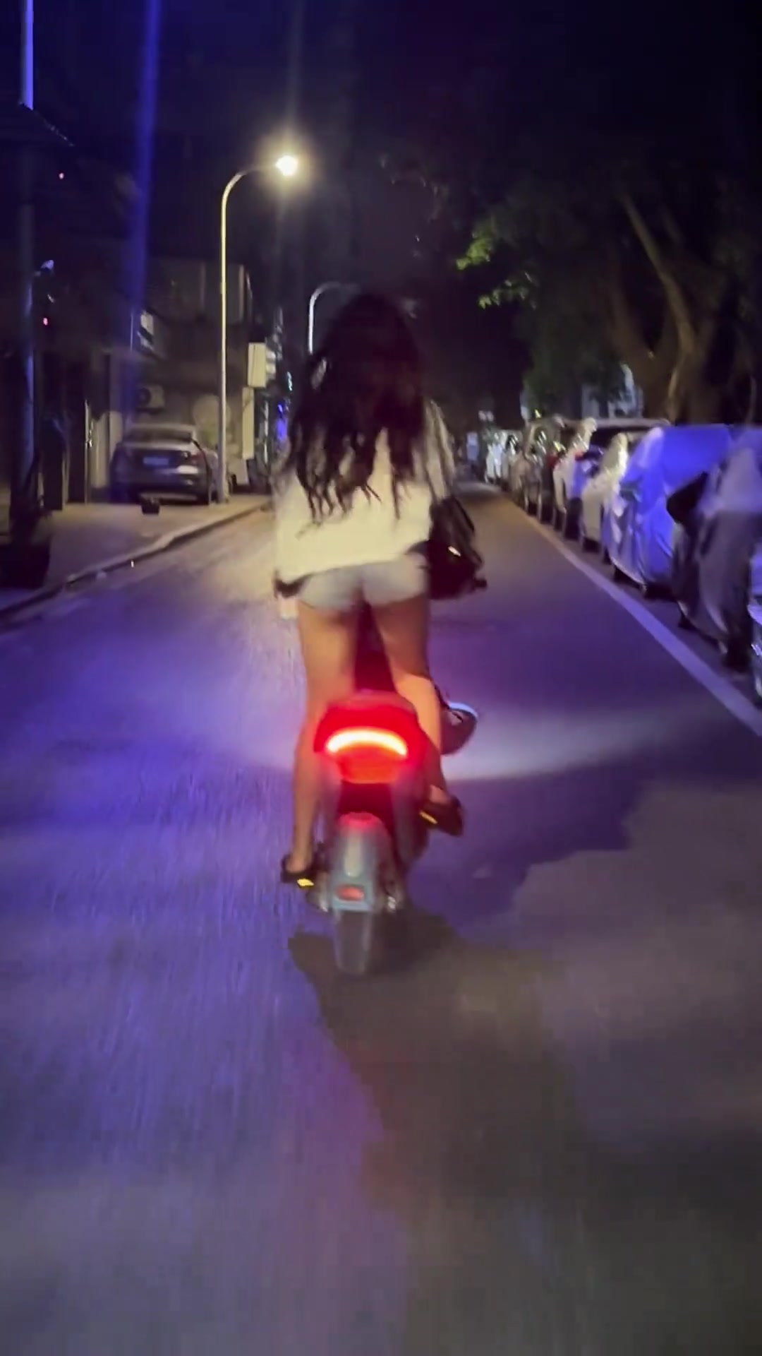 小姐姐这样骑车迟到要出事啊