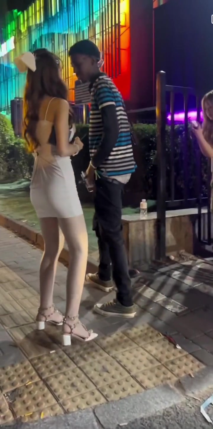 他就这么穿裤子去搭讪小姐姐的