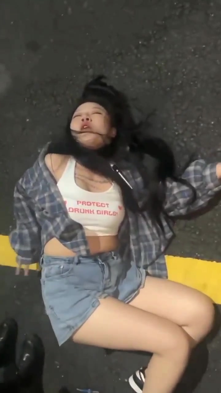 小姐姐喝酒喝到叫救命了