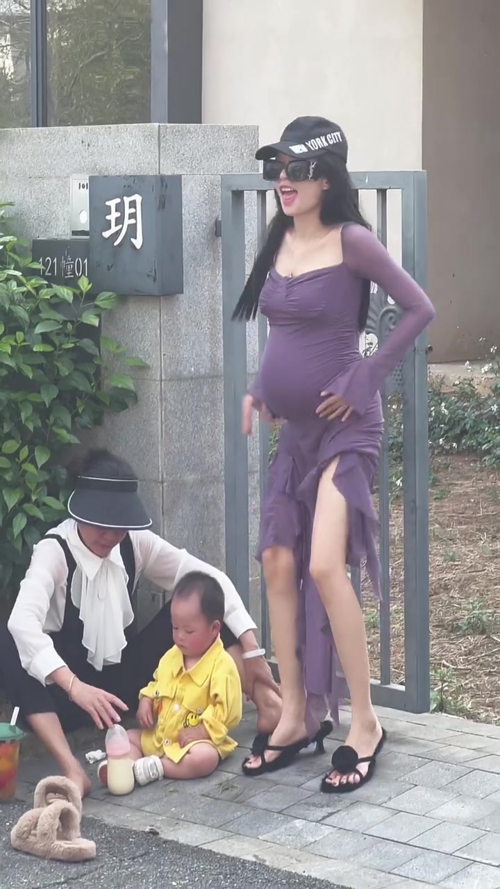 太假了吧!小姐姐站起来那一刻小孩脸都变长了