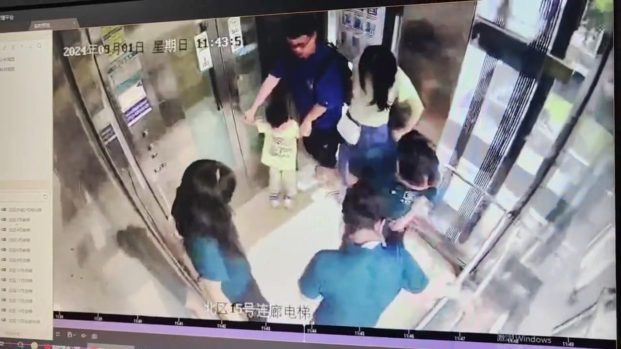 阿姨一个操作,直接让电梯里气氛燃起来了