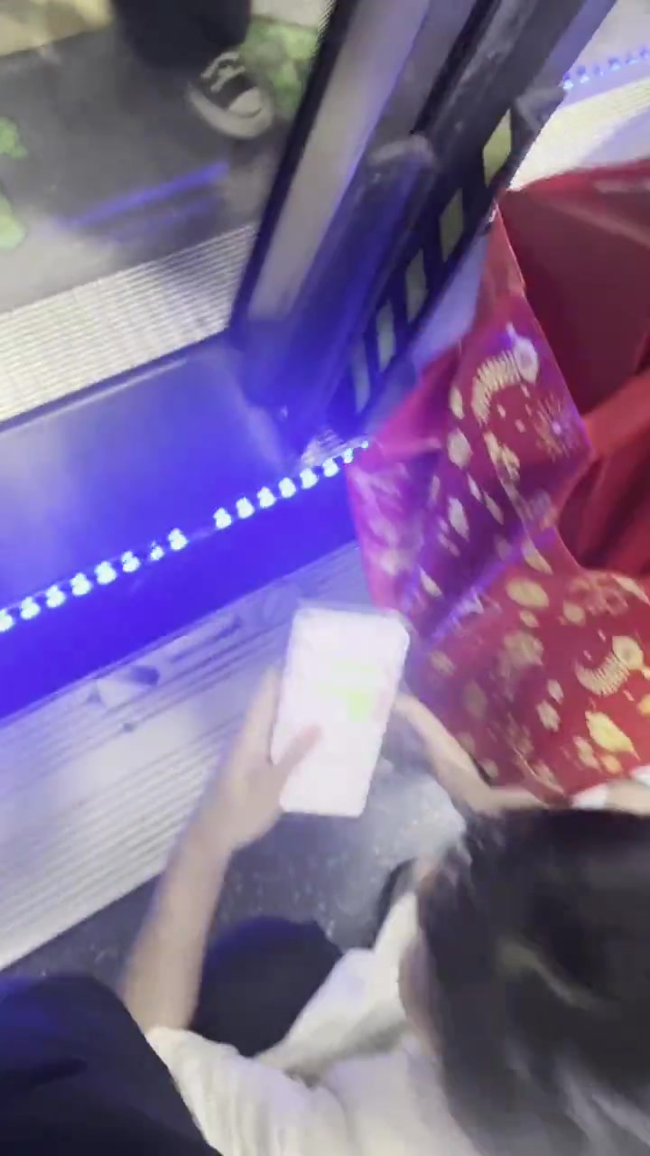 总有人才,蹲在地铁门口
