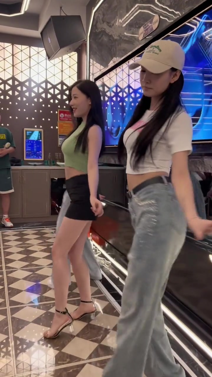 佩服旁边的大哥还能认真点歌,是看腻了吗