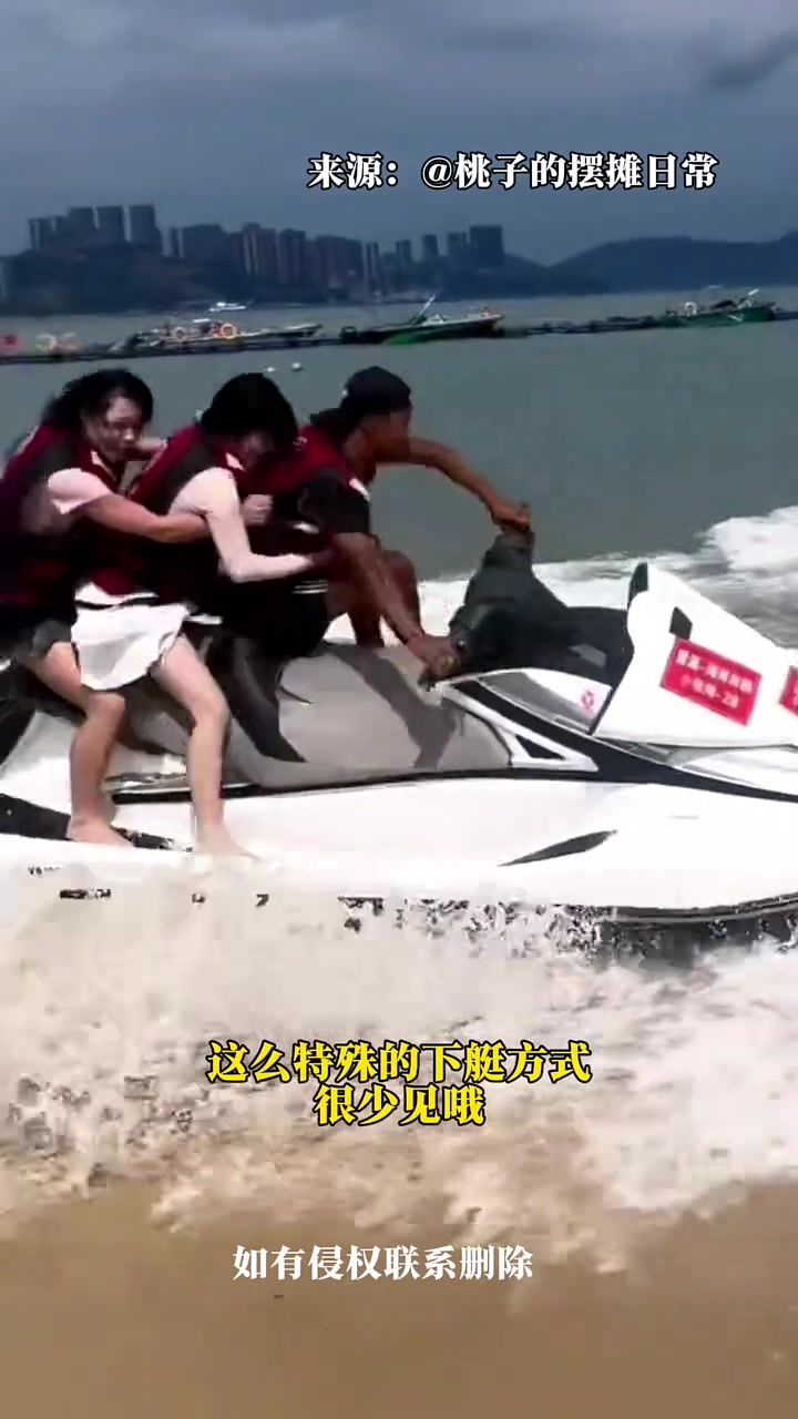 两个女生玩摩托艇,本想来个帅气的甩尾结果