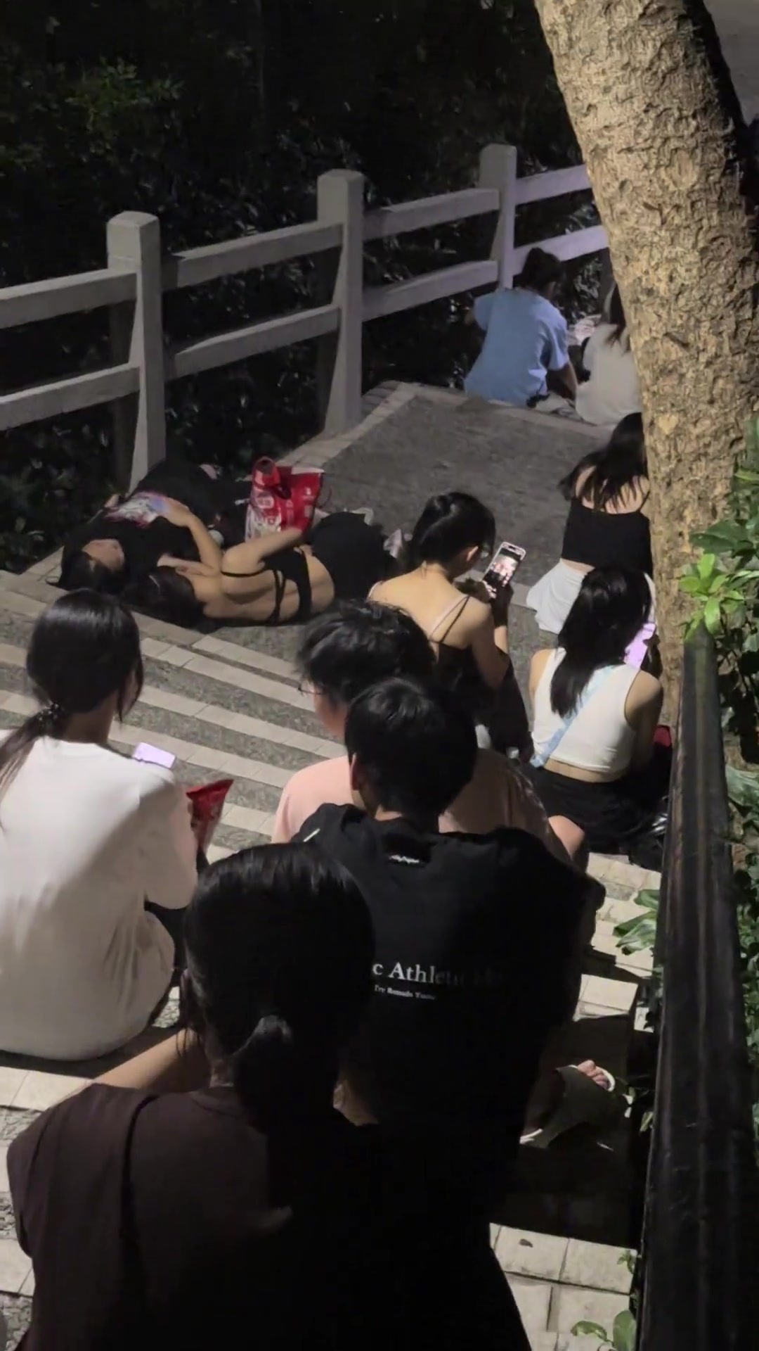 一个个穿那么少就直接躺地上了啊