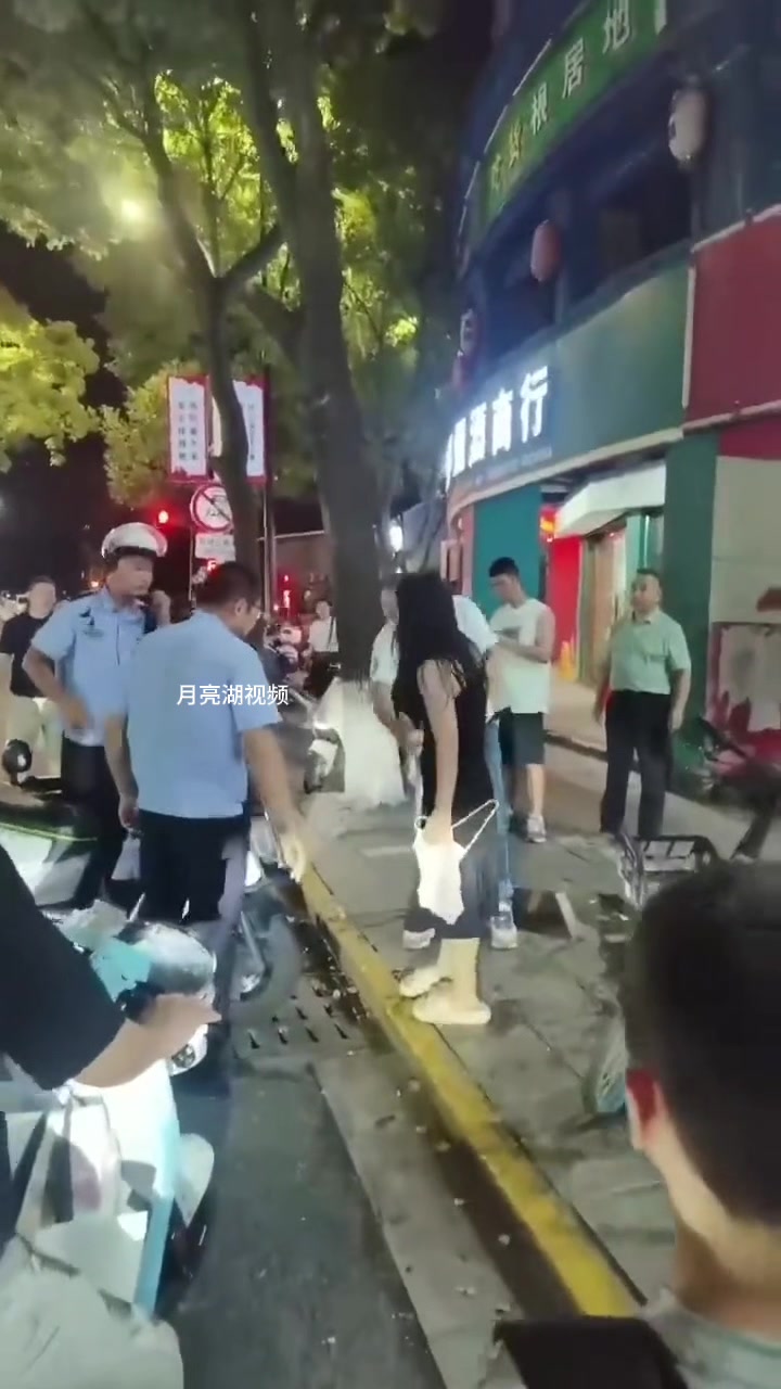 男子因女性内裤掉落在头上报警!